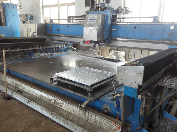 井蓋(gài)加工中